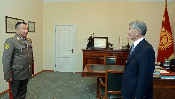 Президент Алмазбек Атамбаев бүгүн өлкөнүн Куралдуу күчтөрүнүн Башкы штабынын башчысы Раимберди Дүйшөнбиевди кабыл алды - Sputnik Кыргызстан