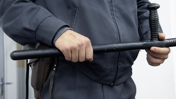 Сотрудник милиции держит дубинку. Архивное фото - Sputnik Кыргызстан