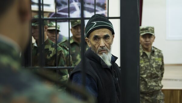 Суд над Азимжаном Аскаровым, обвиняемым в разжигании межэтнического конфликта на юге Кыргызстана в 2010 году - Sputnik Кыргызстан