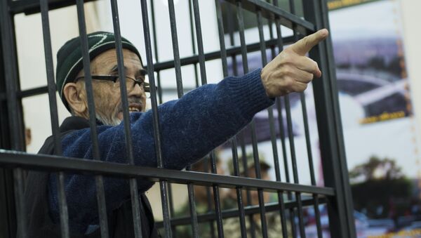 Обвиняемый в разжигании межэтнического конфликта на юге Кыргызстана в 2010 году Азимжан Аскаров в зале суда. Архивное фото - Sputnik Кыргызстан