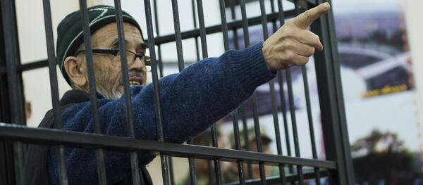 Обвиняемый в разжигании межэтнического конфликта на юге Кыргызстана в 2010 году Азимжан Аскаров в зале суда. Архивное фото - Sputnik Кыргызстан