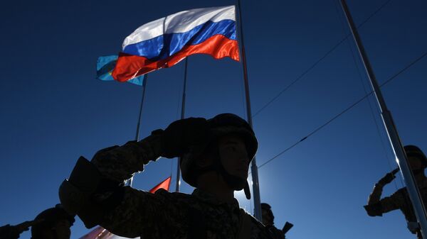 Военнослужащий на фоне флага Российской Федерации. Архивное фото - Sputnik Кыргызстан