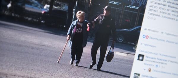 Снимок с социальной сети Facebook пользователя Галины Шаманиной. Сотрудник Управления патрульной милиции помогает пожилой женщине в микрорайоне Восток-5 в Бишкеке - Sputnik Кыргызстан