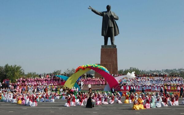 На дне Оша 500 комузистов исполнили мелодию Маш ботой. - Sputnik Кыргызстан