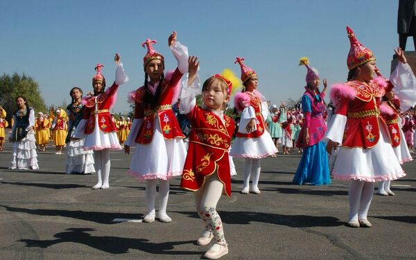 Было показано театрализованное представление разных национальностей, символизирующее дружбу и единство, также выступили певцы отечественной эстрады. - Sputnik Кыргызстан