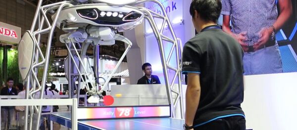 Робот для конвейеров мастерски сыграл в пинг-понг на выставке в Японии - Sputnik Кыргызстан