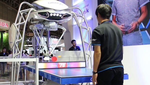 Робот для конвейеров мастерски сыграл в пинг-понг на выставке в Японии - Sputnik Кыргызстан