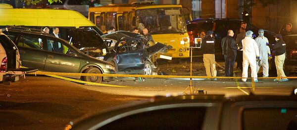 Криминалисты работают на месте взрыва машины оппозиционного депутата парламента Грузии Гиви Таргамадзе в центре Тбилиси. Инцидент произошел за три дня до парламентских выборов в Грузии. - Sputnik Кыргызстан