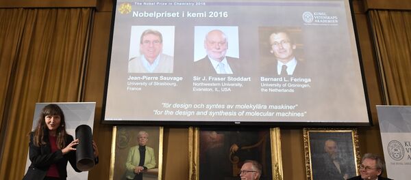 Химия боюнча Нобель сыйлыгы 2016-жылы окумуштуулар Жан-Пьер Саважга, Фрезер Стоддартуга жана Бернард Феринге синтез молекулярдык машина эмгеги үчүн ыйгарылды - Sputnik Кыргызстан