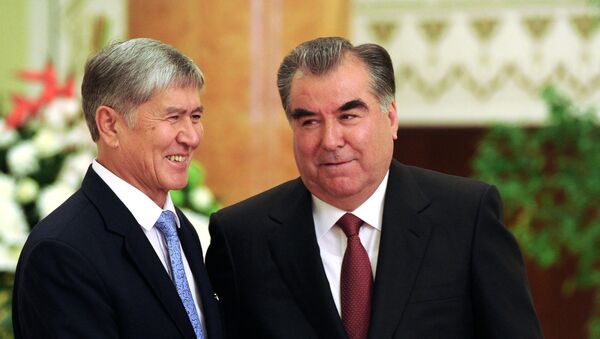 Архивное фото президента КР Алмазбека Атамбаева во время встречи с лидером Таджикистана Эмомали Рахмоном - Sputnik Кыргызстан