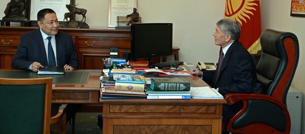 Президент Алмазбек Атамбаев УКМКнын Антикоррупциялык кызматынын директору Улан Исраиловду кабыл алуу учурунда - Sputnik Кыргызстан