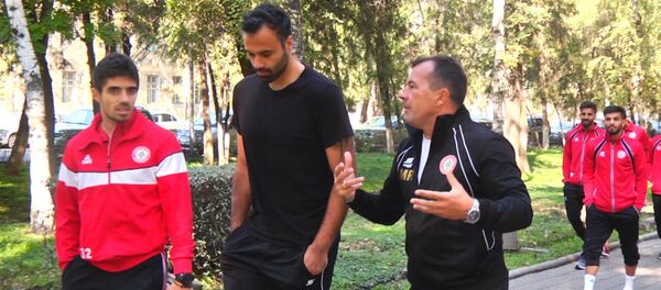 Ливанские футболисты гуляли по Дзержинке и делали селфи - Sputnik Кыргызстан