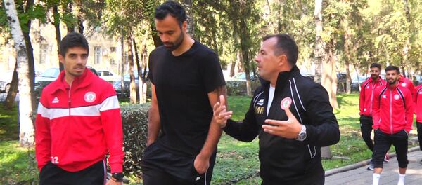 Ливандык футболчулар Бишкек шаарын аралап, селфи жасашты - Sputnik Кыргызстан