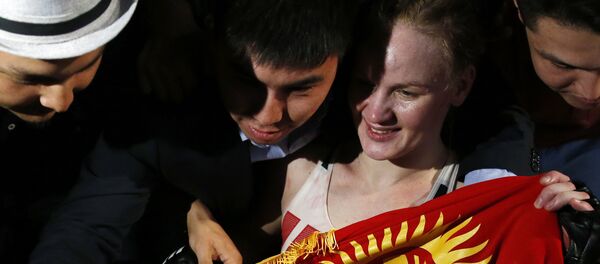 Кыргызстандык мушкер Валентина Шевченко күйөрмандары менен - Sputnik Кыргызстан