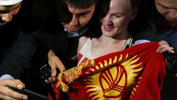 Архивное фото тайбоксера из КР Валентины Шевченко, которая фотографируется с фанатами после боя - Sputnik Кыргызстан