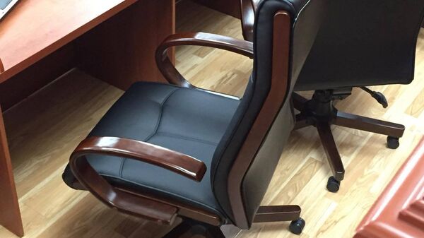 Новое кресло для депутата ЖК, купленная спонсорами - Sputnik Кыргызстан