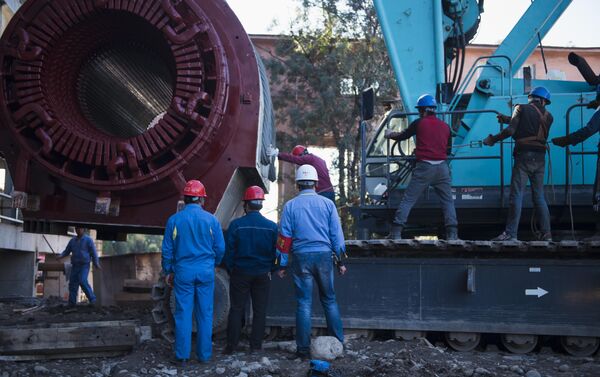Во вторник на ТЭЦ Бишкека привезли статор генератора мощностью 150 мегаватт - Sputnik Кыргызстан