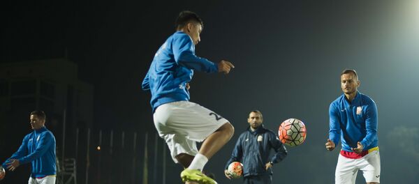 Архивное фото футболистов сборной КР, которые разминаются перед матчем - Sputnik Кыргызстан