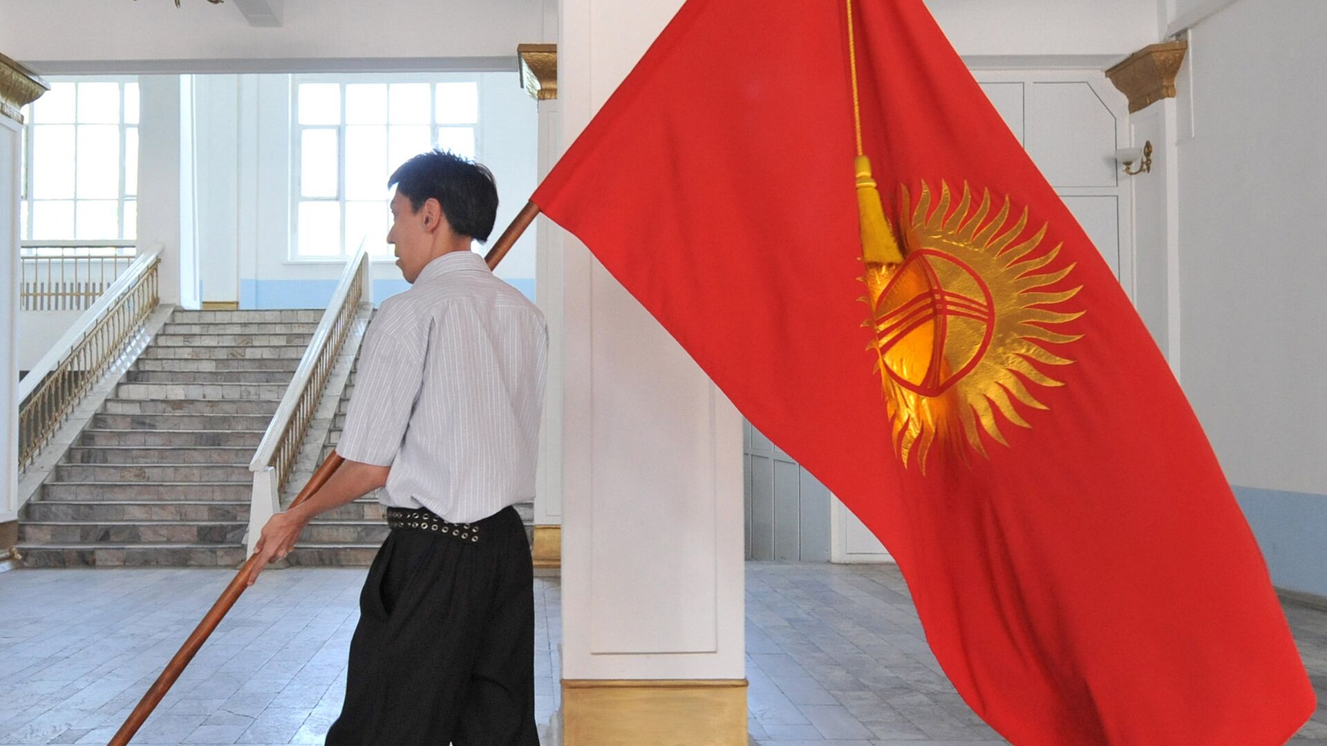 Мужчина с государственным флагом КР в Бишкеке. Архивное фото - Sputnik Кыргызстан, 1920, 28.11.2023