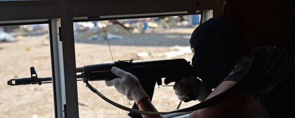 Вооруженный мужчина в маске. Архивное фото - Sputnik Кыргызстан