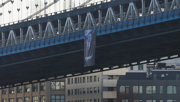 Огромный портрет российского президента Владимира Путина появился в четверг на Манхэттенском мосту в Нью-Йорке - Sputnik Кыргызстан