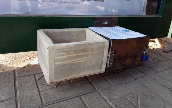 В Оше на остановках начали устанавливать коробки с кремом и щетками для чистки обуви - Sputnik Кыргызстан