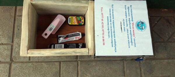 В Оше на остановках начали устанавливать коробки с кремом и щетками для чистки обуви - Sputnik Кыргызстан