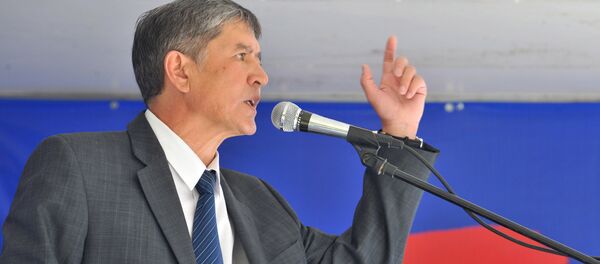 Президент Алмазбек Атамбаевдин архивдик сүрөтү - Sputnik Кыргызстан