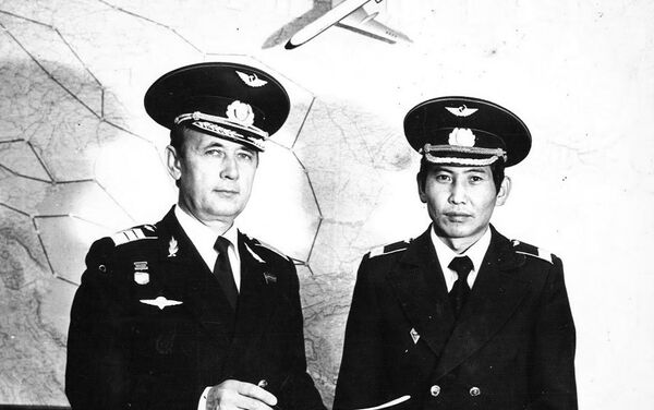 Первый руководитель аэропорта Манас Э. Б. Сатаркулов  и глава отдела гражданской авиации В. Д. Ежов. 1980 год - Sputnik Кыргызстан