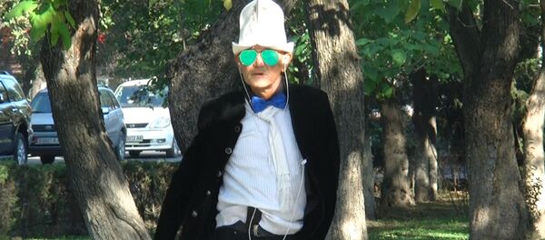 Самый пожилой фанат Майкла Джексона из КР собирается посетить его могилу Самый пожилой фанат Майкла Джексона из КР собирается посетить его могилу - Sputnik Кыргызстан