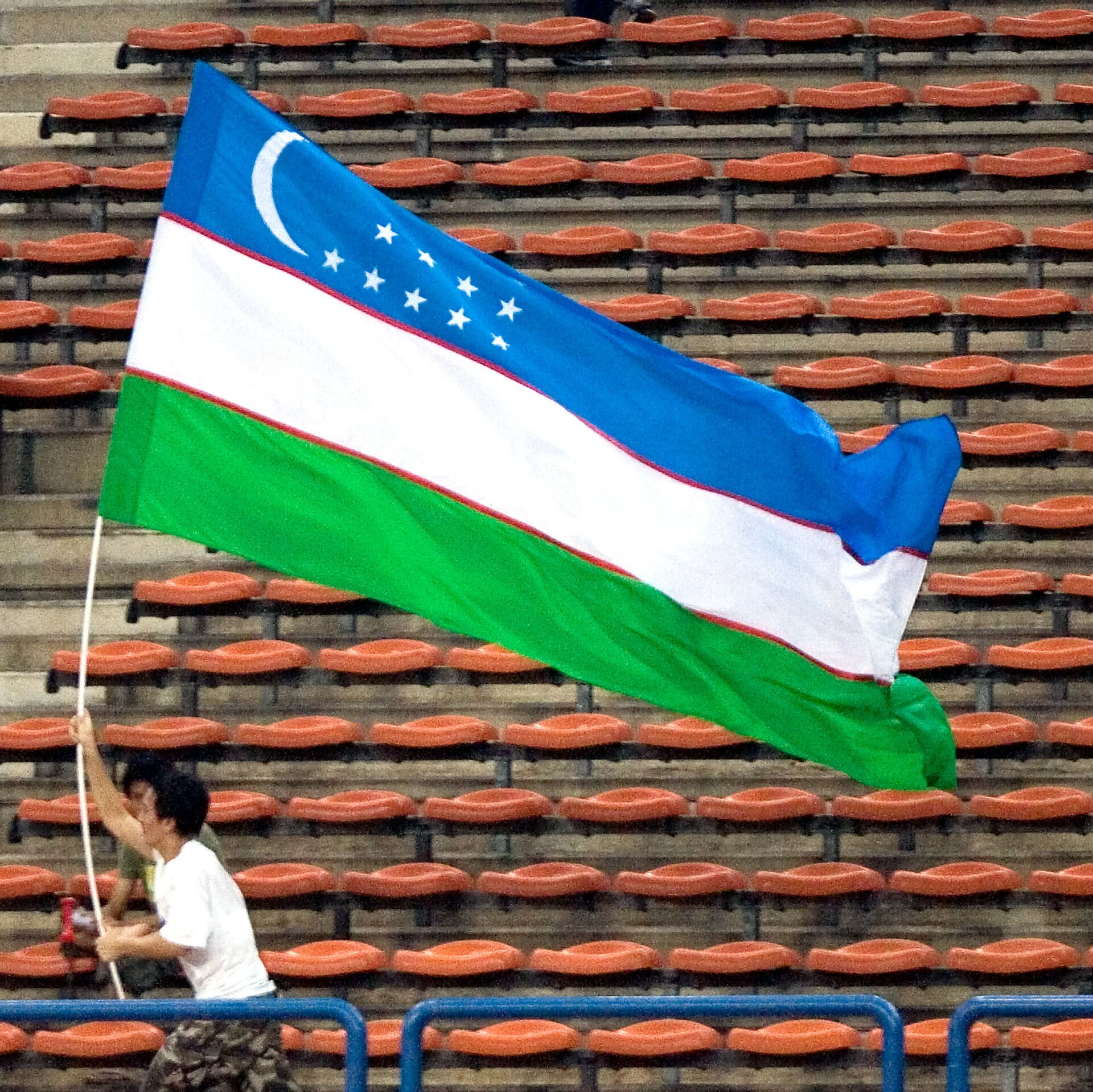 Узбекистан в данное время. Флаг Каракалпакстана и Узбекистана. Флаг Узбекистана развивающийся. Флаг Узбекистан Молдавия. Парень с флагом Узбекистана.