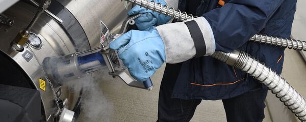 Унаага суюлтулган газ куюп жаткан май куйуучу жайздын кызматкери - Sputnik Кыргызстан