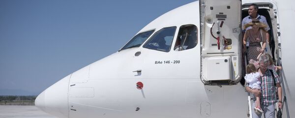 Пассажиры выходят из самолета в международном аэропорту Иссык-Куль (село Тамчы). Архивное фото - Sputnik Кыргызстан