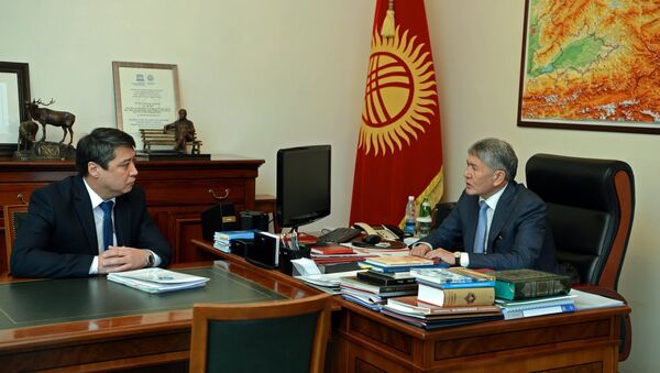 Президент Алмазбек Атамбаев Социалдык фонддун төрагасы Теңизбек Абжапаровду кабыл алуу учурунда - Sputnik Кыргызстан