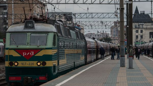 Пассажиру у поезда на платформе, архивное фото - Sputnik Кыргызстан