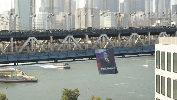 Миротворец в Нью-Йорке: как выглядел портрет Путина на Манхэттенском мосту - Sputnik Кыргызстан