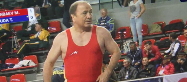 Экс-министр внутренних дел, вице-президент Федерации спортивной борьбы КР Мелис Турганбаев во время схватки с соперником из Японии Экс-министр внутренних дел, вице-президент Федерации спортивной борьбы КР Мелис Турганбаев во время схватки с соперником из Японии - Sputnik Кыргызстан