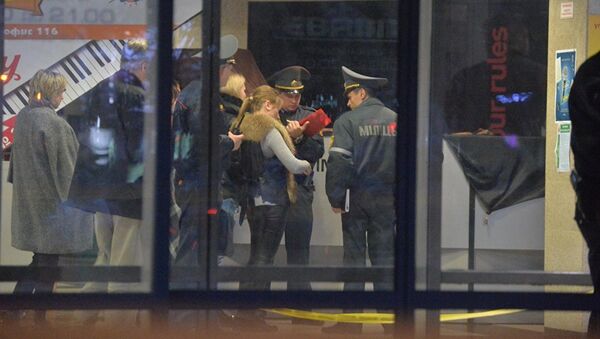 Сотрудники полиции Минска не месте, где неизвестный с бензопилой напал на девушку в торговом центре Европа в центре Минска - Sputnik Кыргызстан