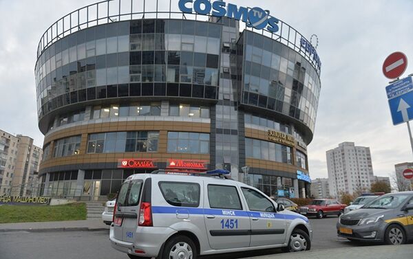 В торговом центре Европа в центре Минска неизвестный мужчина напал на девушку с бензопилой - Sputnik Кыргызстан