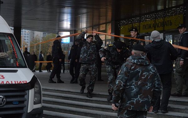 Информация о том, что в ТЦ в центре Минска неизвестный мужчина напал на девушку с бензопилой, начала распространятся в Байнете около 17.40 по минскому времени (20.40 бшк) - Sputnik Кыргызстан