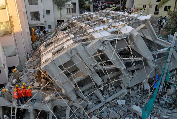 Обрушение строящегося семиэтажного здания в городе Бангалор, Индия - Sputnik Кыргызстан