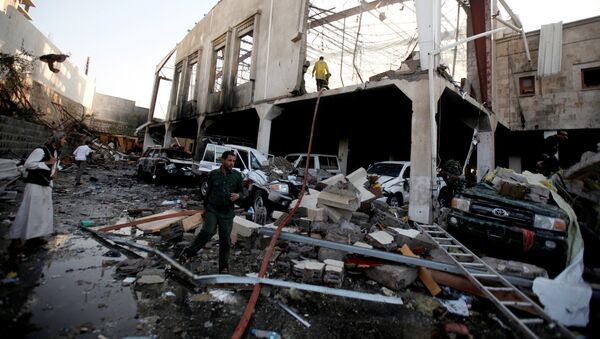 Последствия авиаудара по траурной процессии в столице Йемена Сане. - Sputnik Кыргызстан