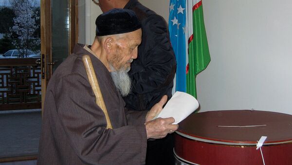 Пожилой мужчина на одном из избирательных участков в Ташкенте. Архивное фото - Sputnik Кыргызстан