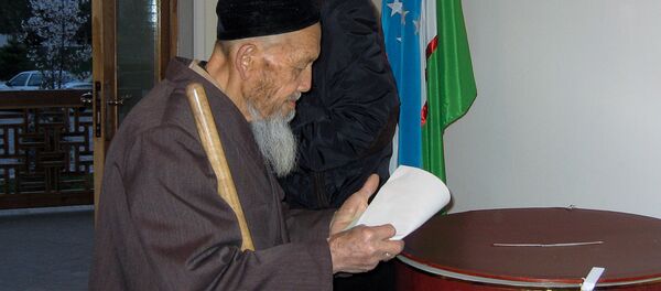 Пожилой мужчина на одном из избирательных участков в Ташкенте. Архивное фото - Sputnik Кыргызстан