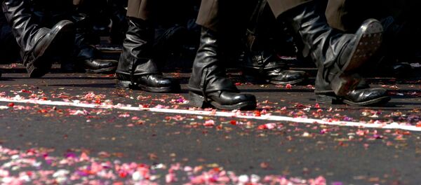 Басып бараткан кишилердин өтүгү. Архивдик сүрөт - Sputnik Кыргызстан