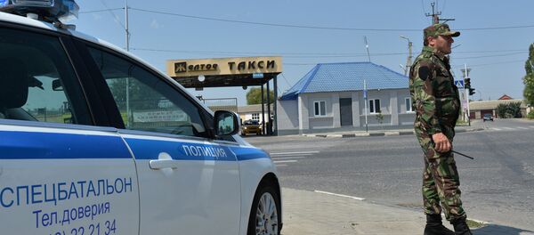 Чечен республикасындагы полиция кызматкери. Архивдик сүрөт - Sputnik Кыргызстан