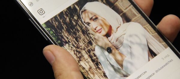 Мужчина на телефоне смотрите Instagram пользователя mariaalia. Архивное фото - Sputnik Кыргызстан