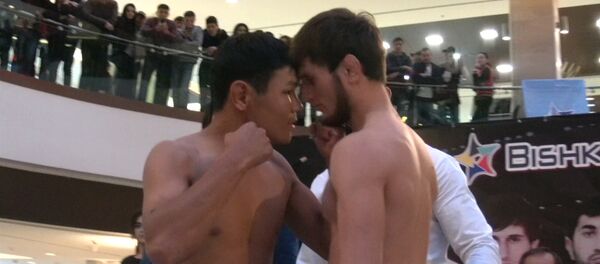 Стычка при актере из Бригады — церемония взвешивания бойцов ММА в Бишкеке - Sputnik Кыргызстан