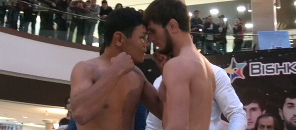 Бири-бирин жөөлөгөн спортчулар — ММА мушкерлеринин салмакка түшүүсү - Sputnik Кыргызстан