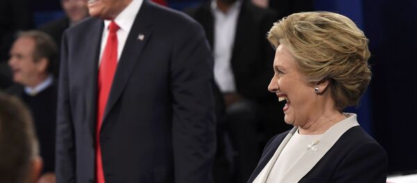 Кандидат в президенты США республиканец Дональд Трамп и кандидат в президенты от Демократической партии Хиллари Клинтон на вторых предвыборных теледебатах - Sputnik Кыргызстан